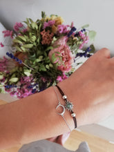Cargar imagen en el visor de la galería, Pulsera Luna Creciente Omamori Joyas