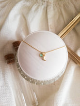 Laden Sie das Bild in den Galerie-Viewer, Luna y Calcedonia Omamori Joyas