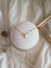 Laden Sie das Bild in den Galerie-Viewer, Luna y Calcedonia Omamori Joyas