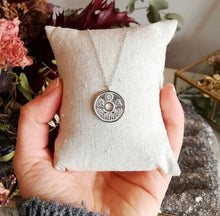 Cargar imagen en el visor de la galería, Amuleto Japonés en Plata Omamori Joyas