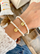 Cargar imagen en el visor de la galería, Pulsera Perlas cultivadas con Inicial Omamori Joyas