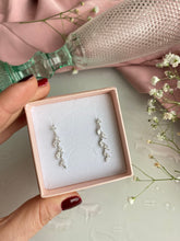 Cargar imagen en el visor de la galería, Pendientes Pétalos Omamori Joyas