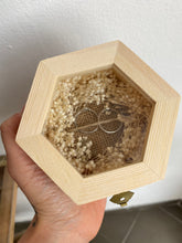Cargar imagen en el visor de la galería, Porta alianzas Flor bloom Omamori Joyas