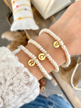 Cargar imagen en el visor de la galería, Pulsera Perlas cultivadas con Inicial Omamori Joyas