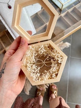 Cargar imagen en el visor de la galería, Porta alianzas Flor bloom Omamori Joyas