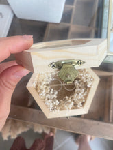 Cargar imagen en el visor de la galería, Porta alianzas Flor bloom Omamori Joyas