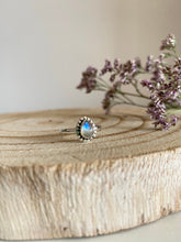 Cargar imagen en el visor de la galería, Anillo Ona Piedra Luna Omamori Joyas