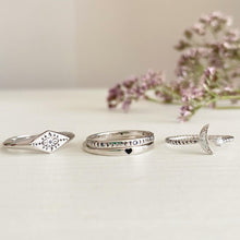 Laden Sie das Bild in den Galerie-Viewer, Anillo Luna y Circonita Omamori Joyas