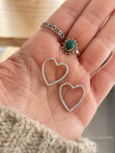 Laden Sie das Bild in den Galerie-Viewer, Aro LOVE corazón Omamori Joyas