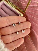 Cargar imagen en el visor de la galería, Mini pendientes inicial ( una unidad) Omamori Joyas