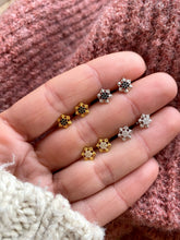 Cargar imagen en el visor de la galería, Pendientes Copito de nieve Omamori Joyas