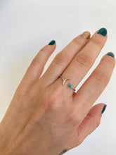 Laden Sie das Bild in den Galerie-Viewer, Anillo Luna y Turquesa sintética Omamori Joyas