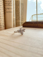Laden Sie das Bild in den Galerie-Viewer, Anillo Abeja Omamori Joyas