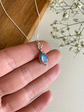 Cargar imagen en el visor de la galería, Colgante Lágrima ( elige tu piedra) Omamori Joyas