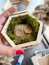 Load image into Gallery viewer, Porta alianzas rústico Omamori Joyas