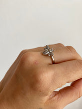Laden Sie das Bild in den Galerie-Viewer, Anillo Abeja Omamori Joyas