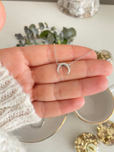Laden Sie das Bild in den Galerie-Viewer, Colgante Little Moon Omamori Joyas