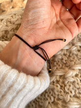 Cargar imagen en el visor de la galería, Pulsera LOVE ajustable Omamori Joyas