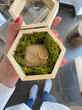 Load image into Gallery viewer, Porta alianzas rústico Omamori Joyas