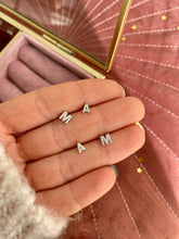 Cargar imagen en el visor de la galería, Mini pendientes inicial ( una unidad) Omamori Joyas