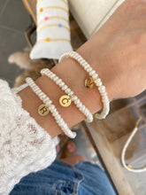 Cargar imagen en el visor de la galería, Pulsera Perlas cultivadas con Inicial Omamori Joyas