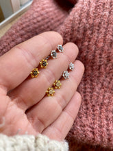 Cargar imagen en el visor de la galería, Pendientes Copito de nieve Omamori Joyas
