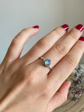 Cargar imagen en el visor de la galería, Anillo Ona Piedra Luna Omamori Joyas