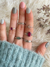 Laden Sie das Bild in den Galerie-Viewer, Anillo Luna y Circonita Omamori Joyas