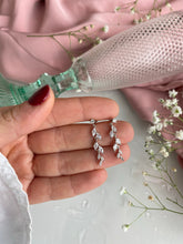 Cargar imagen en el visor de la galería, Pendientes Pétalos Omamori Joyas