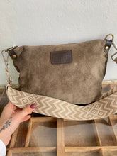 Cargar imagen en el visor de la galería, Bolso Medium Ante ( colores ) Omamori Joyas