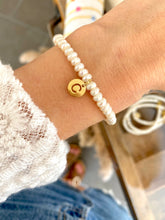Cargar imagen en el visor de la galería, Pulsera Perlas cultivadas con Inicial Omamori Joyas