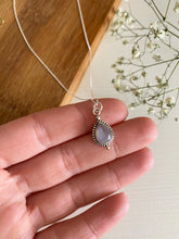 Cargar imagen en el visor de la galería, Colgante Lágrima ( elige tu piedra) Omamori Joyas