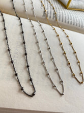 Laden Sie das Bild in den Galerie-Viewer, Cadena Bolitas: diferentes colores Omamori Joyas