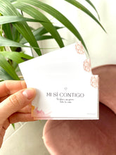 Load image into Gallery viewer, Tarjeta con mensaje “Mi sí contigo” Omamori Joyas