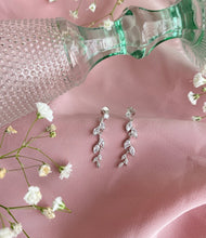 Cargar imagen en el visor de la galería, Pendientes Pétalos Omamori Joyas