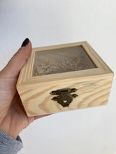 Load image into Gallery viewer, Porta alianzas rústico Omamori Joyas