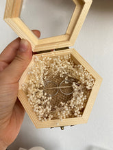 Cargar imagen en el visor de la galería, Porta alianzas Flor bloom Omamori Joyas