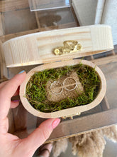 Cargar imagen en el visor de la galería, Porta alianzas rústico ovalado