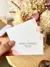 Load image into Gallery viewer, Tarjeta con mensaje “Mi sí contigo” Omamori Joyas