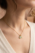 Cargar imagen en el visor de la galería, Colgante Mia Letra y piedra MEDIUM Omamori Joyas

