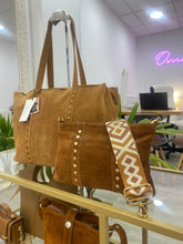 Cargar imagen en el visor de la galería, Bolso Tachuelas Medium Omamori Joyas
