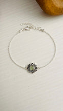 Cargar imagen en el visor de la galería, Pulsera Flor calcedonia verde agua Omamori Joyas

