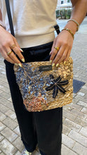Cargar imagen en el visor de la galería, Bolso mimbre bandolera detalles florales Omamori Joyas
