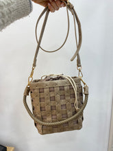 Cargar imagen en el visor de la galería, Bolso Lüa bombonera
