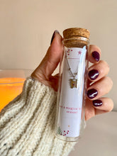 Load image into Gallery viewer, Pulseras navideñas en tubitos de cristal
