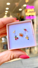 Laden Sie das Bild in den Galerie-Viewer, Mini Pendientes Frikis Variados Omamori Joyas
