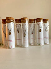 Load image into Gallery viewer, Pulseras navideñas en tubitos de cristal
