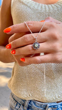 Cargar imagen en el visor de la galería, Colgante flor calcedonia verde agua en plata envejecida con cadena cubitos rodiada

