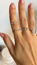 Laden Sie das Bild in den Galerie-Viewer, Anillo bolitas de plata elástico Omamori Joyas
