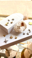 Cargar imagen en el visor de la galería, Charm Luna y Estrella con Circonita MOON Omamori Joyas
